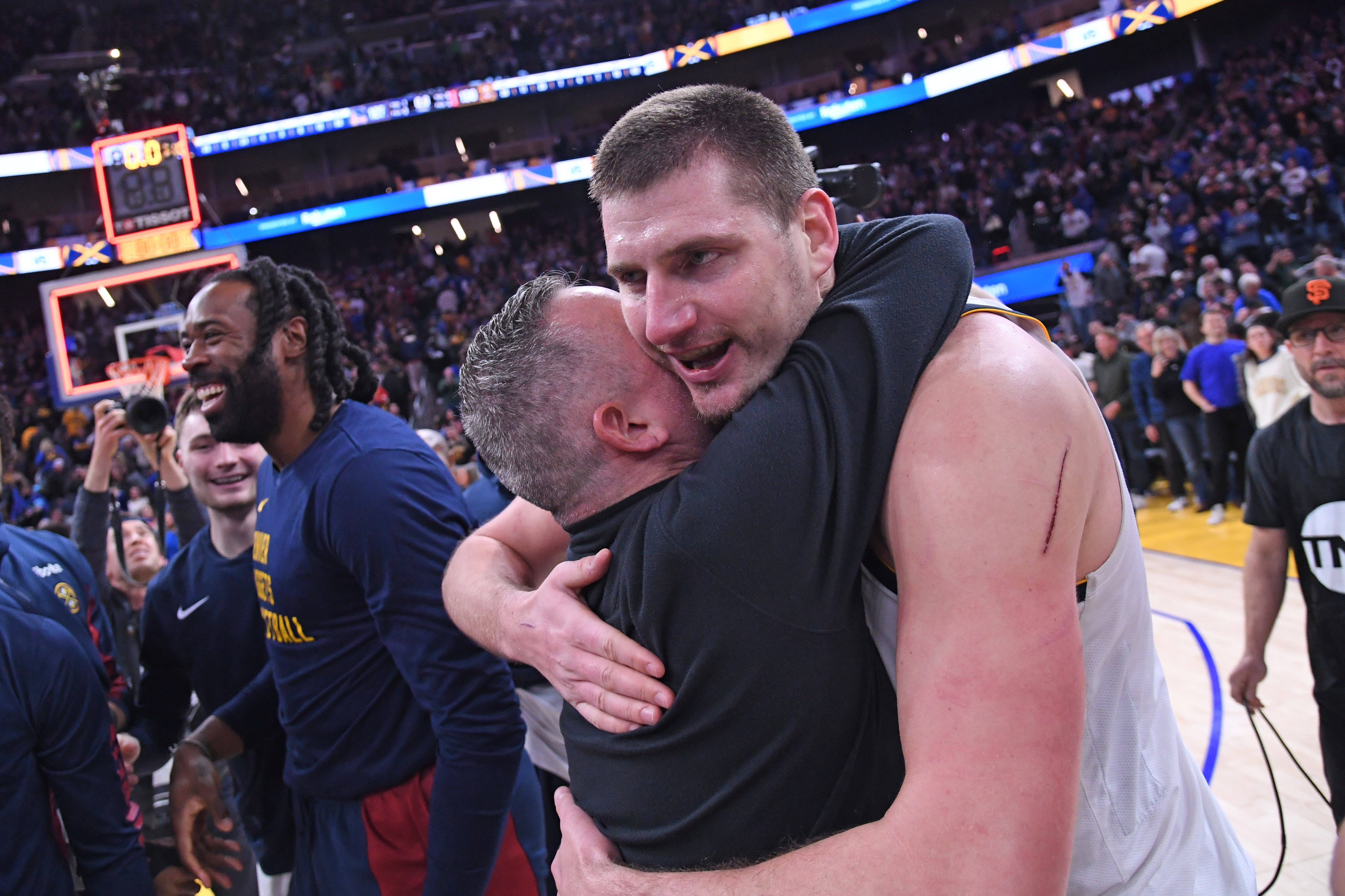 包含丹佛掘金NBA击败金州勇士约基奇关键勾手的词条